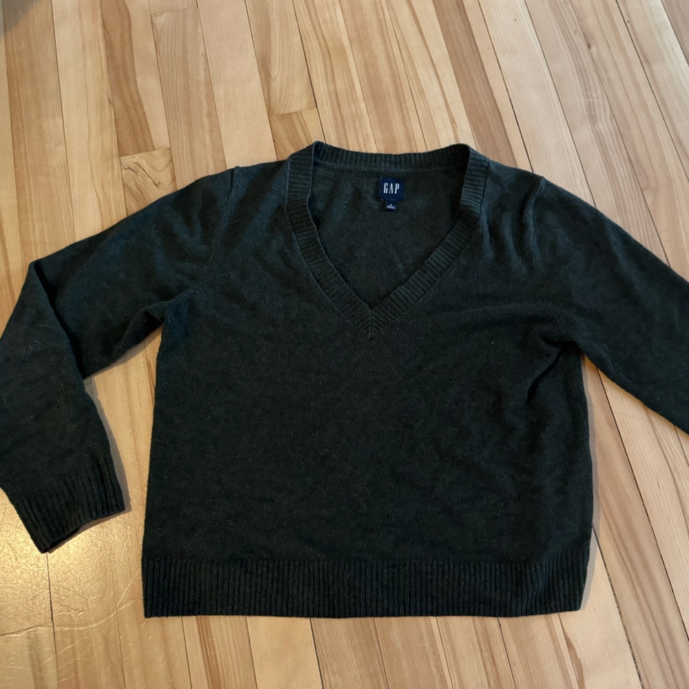 2/20$ - GAP Dark Green V-Neck Cotton Sweater